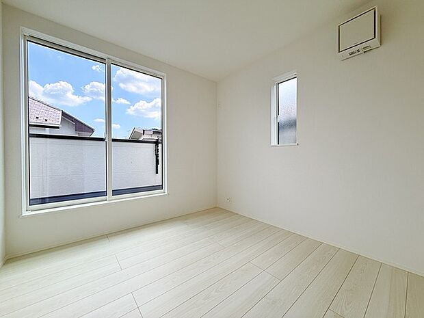 今からここを誰のお部屋にしようか、そんな洋室。大きさは4.5帖です。