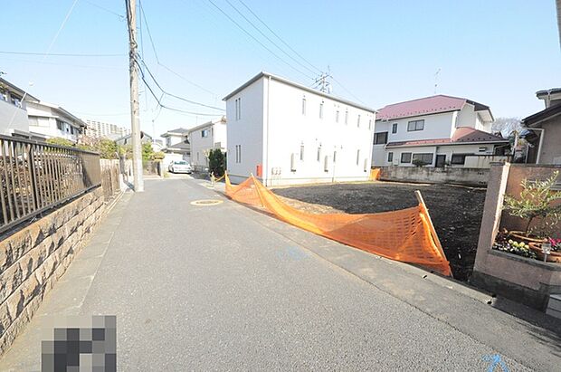 目の前の道路は車通りも少ない閑静な住宅街です。