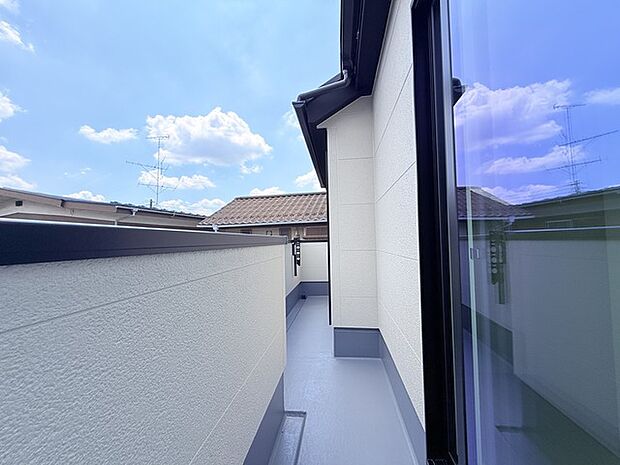 陽ざしが差込む明るいバルコニー。奥行きのあるバルコニーはお洗濯時に助かります。