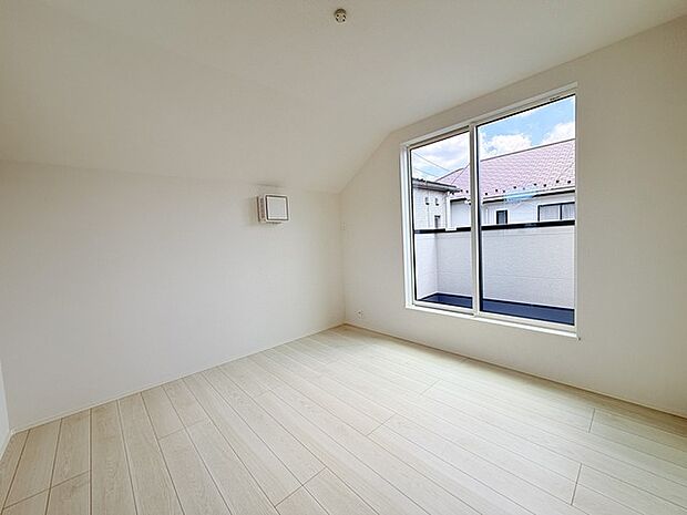 今からここを誰のお部屋にしようか、そんな洋室。大きさは6.125帖です。