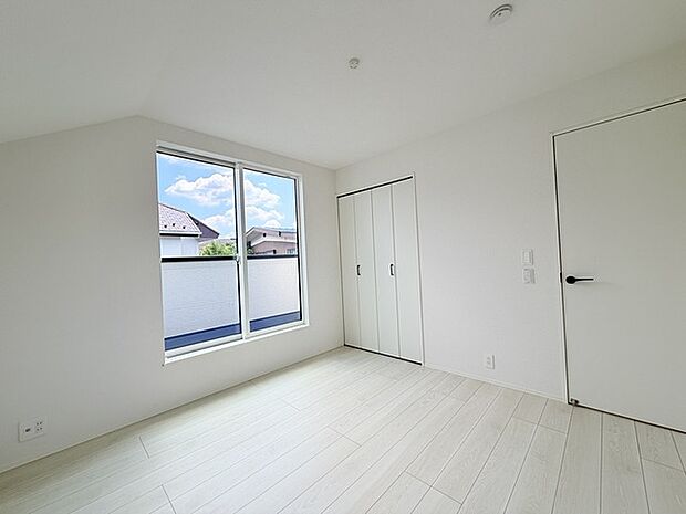 今からここを誰のお部屋にしようか、そんな洋室。大きさは6.125帖です。