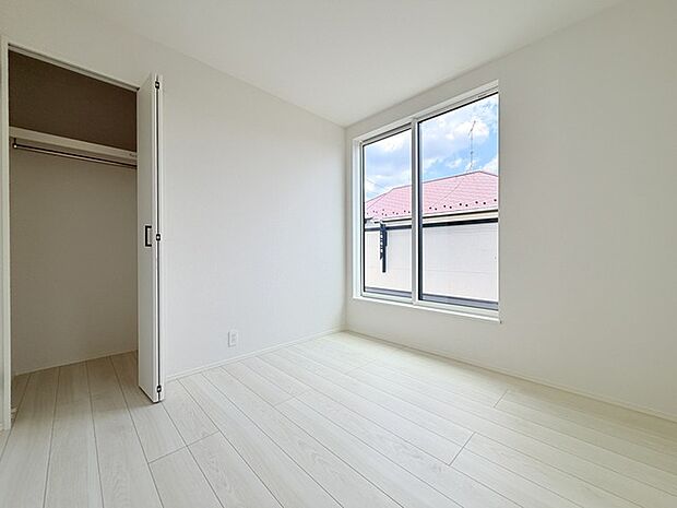 今からここを誰のお部屋にしようか、そんな洋室。大きさは4.5帖です。