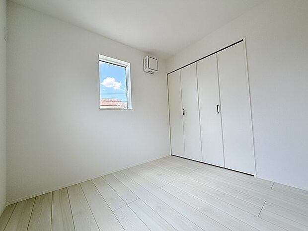 今からここを誰のお部屋にしようか、そんな洋室。大きさは5.0帖です。
