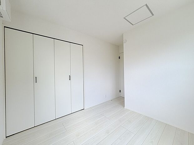 今からここを誰のお部屋にしようか、そんな洋室。大きさは5.0帖です。