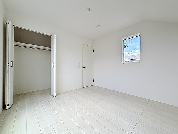 今からここを誰のお部屋にしようか、そんな洋室。大きさは6.125帖です。