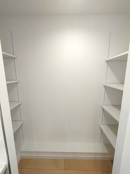 大容量のパントリーがございますので、非常食や食品のストックも沢山置けます。