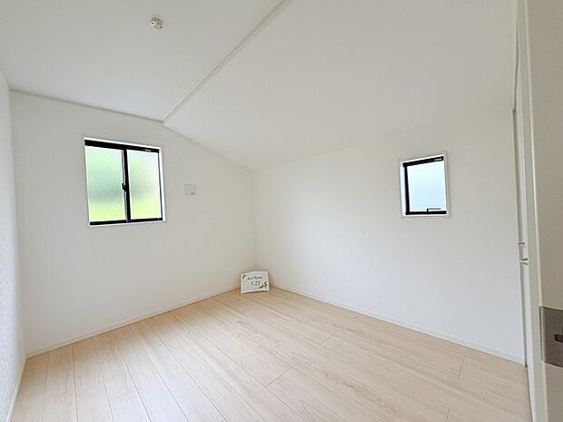 今からここを誰のお部屋にしようか、そんな洋室。大きさは5.2帖です。