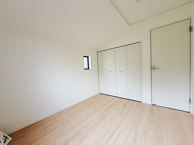 今からここを誰のお部屋にしようか、そんな洋室。大きさは5.2帖です。