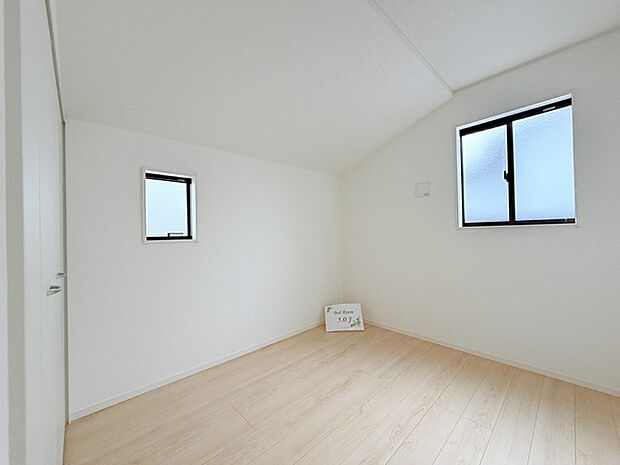 今からここを誰のお部屋にしようか、そんな洋室。大きさは5帖です。