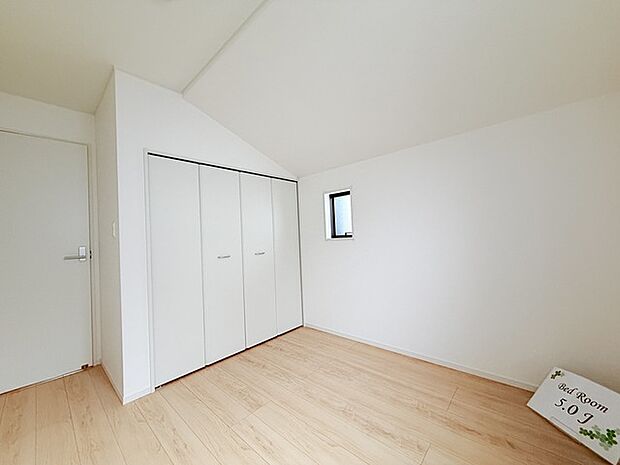 今からここを誰のお部屋にしようか、そんな洋室。大きさは5帖です。