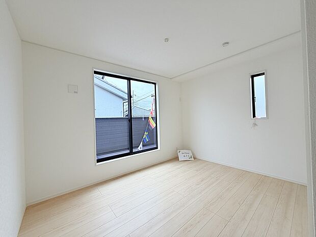 今からここを誰のお部屋にしようか、そんな洋室。大きさは6.5帖です。