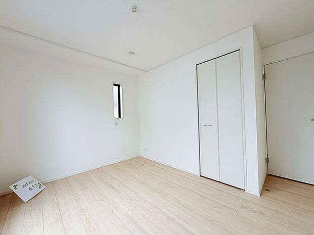 今からここを誰のお部屋にしようか、そんな洋室。大きさは6.5帖です。