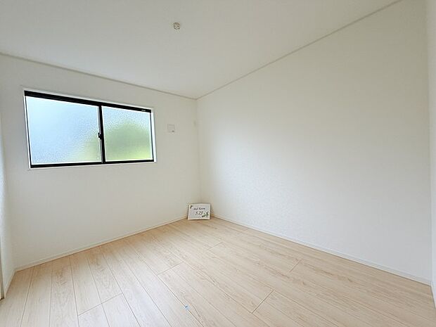 今からここを誰のお部屋にしようか、そんな洋室。大きさは5.2帖です。