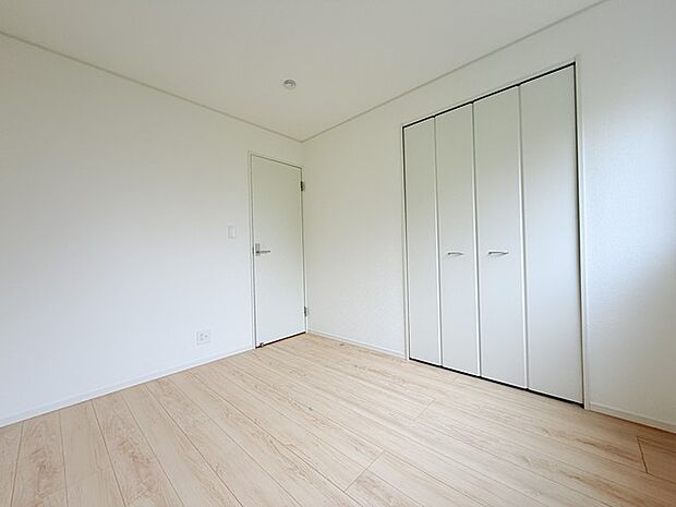 今からここを誰のお部屋にしようか、そんな洋室。大きさは5.2帖です。