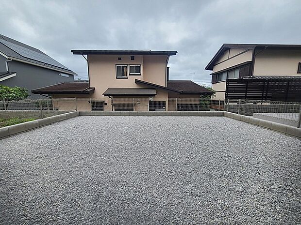 戸建てならではのお庭スペース。BBQやガーデニング、お子様のプールなど、、、、様々な楽しみ方ができるプライベート空間。ご家族皆さままで思いっきりお楽しみください。 