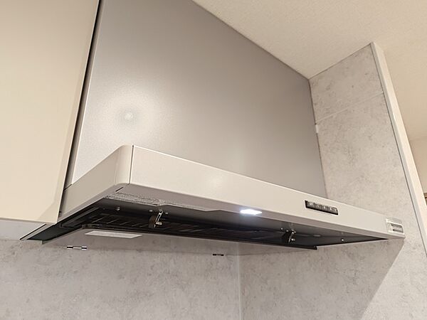 スマートな見た目のレンジフード。 場合に応じて換気速度が調節できます。