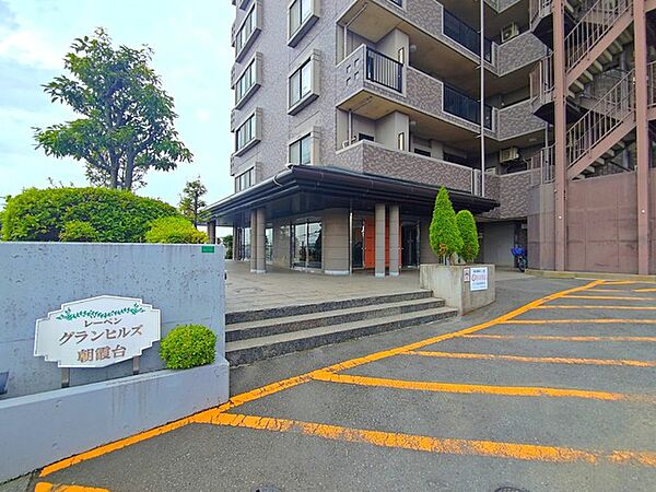 建物も植栽も、管理人さんによって綺麗に整備されております。