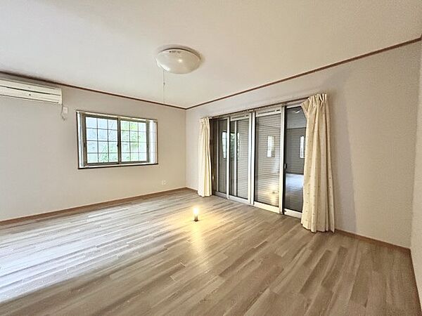 家族団欒のリビング。陽光差し込む食卓には家族の会話とスマイルが溢れます。いつまでもここで食卓を囲みたくなる、そう感じさせてくれるスペース。