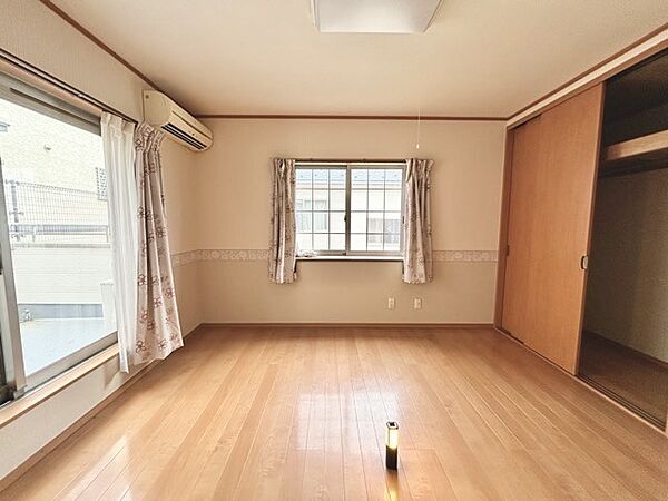 大きな開口部から明るい光が差し込む、日中の室内の明るさがこの部屋の魅力です。