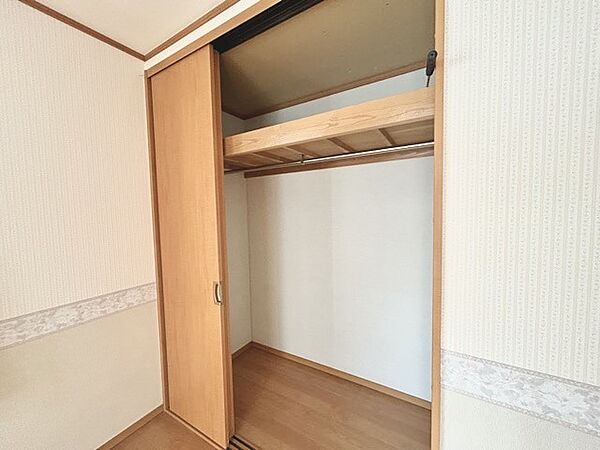 広々収納で、仕事着、普段着をまとめて収納できます。