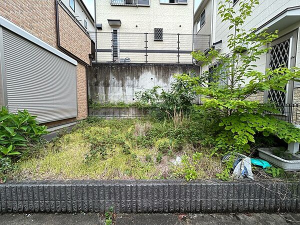 戸建てならではのお庭スペース。BBQやガーデニング、お子様のプールなど、、、、様々な楽しみ方ができるプライベート空間。ご家族皆さままで思いっきりお楽しみください。