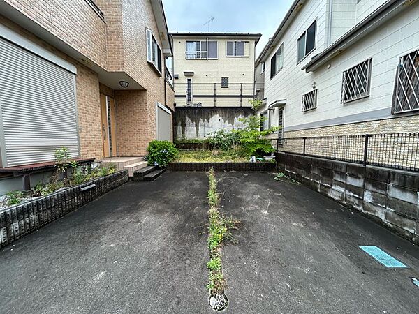前面道路は広く、駐車がしやすいです。駐車スペース2台分ございます。