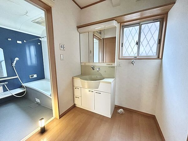 使い勝手の良い洗面台、窓があることで換気もしやすく清潔感のある空間を保てます。