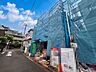 外観：戸建てが立ち並ぶ静かな住宅街。四季折々の移り変わりを感じながら自然と楽しみ、暮らす、そんな毎日を日々の中で感じられる住環境 