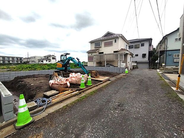 前面道路は通り抜けができないため、交通量が少なく静かな住環境です。