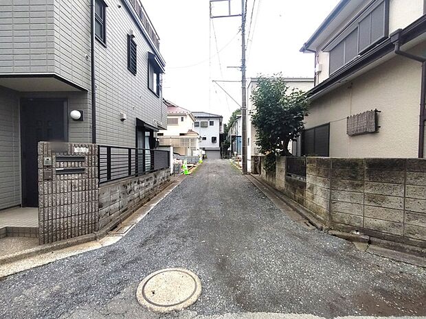 戸建てが立ち並ぶ静かな住宅街。四季折々の移り変わりを感じながら自然と楽しみ、暮らす、そんな毎日を日々の中で感じられる住環境