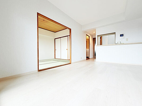 家族が一番集まる場所だから広々としつつも素敵な空間であって欲しい。皆がくつろぐリビングからキッチンまでが一つに繋がる空間。