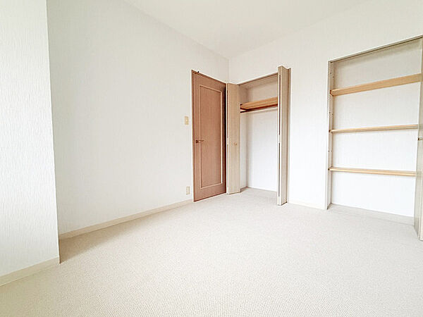 衣類の整理整頓に嬉しいクローゼット付きのお部屋。お子様のお部屋としても便利です。