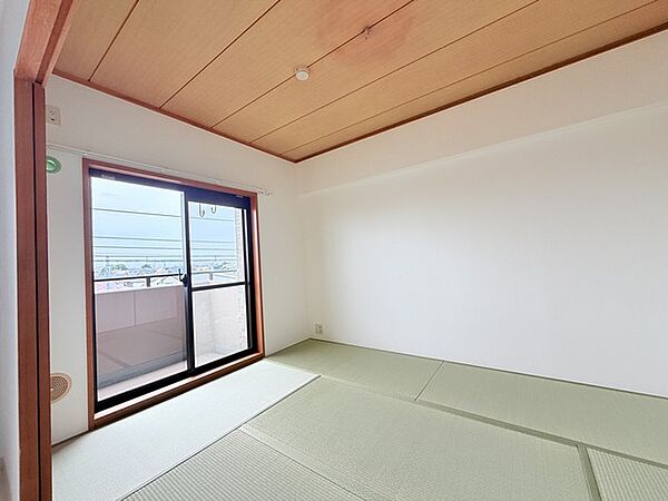大きな開口部から明るい光が差し込む、日中の室内の明るさがこの部屋の魅力です。
