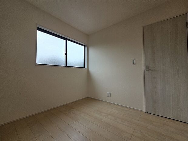 衣類の整理整頓に嬉しいクローゼット付きのお部屋。お子様のお部屋としても便利です。 
