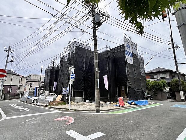 前面道路は広く、駐車がしやすいです。駐車スペース2台分ございます。 