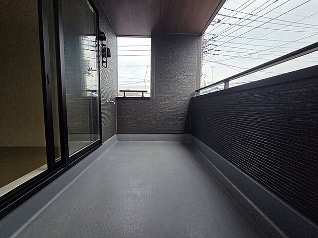 プライバシーを確保しやすい広々としたインナーバルコニー。雨天時でも洗濯物が濡れることなく安心です。 広めのバルコニーは風通しも良くお洗濯物もしっかりと干すことができます！ 