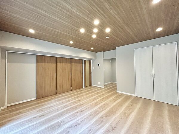 家族団欒のリビング。陽光差し込む食卓には家族の会話とスマイルが溢れます。いつまでもここで食卓を囲みたくなる、そう感じさせてくれるスペース。