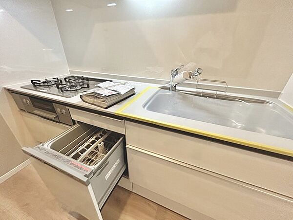 時短に活躍する食器洗浄機や一杯の水も楽しめる浄水器があるシステムキッチン。