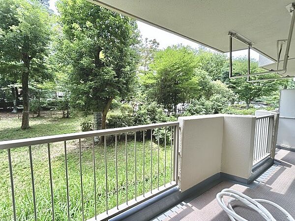 窓から眺める風景は一日の疲れを癒すヒーリングを奏でる、心地の良い時間を演出してくれます。室内も重要ですが、周りの環境もマイホーム選びの大事なポイント
