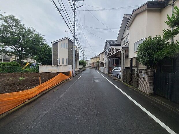 戸建てが立ち並ぶ静かな住宅街。四季折々の移り変わりを感じながら自然と楽しみ、暮らす、そんな毎日を日々の中で感じられる住環境