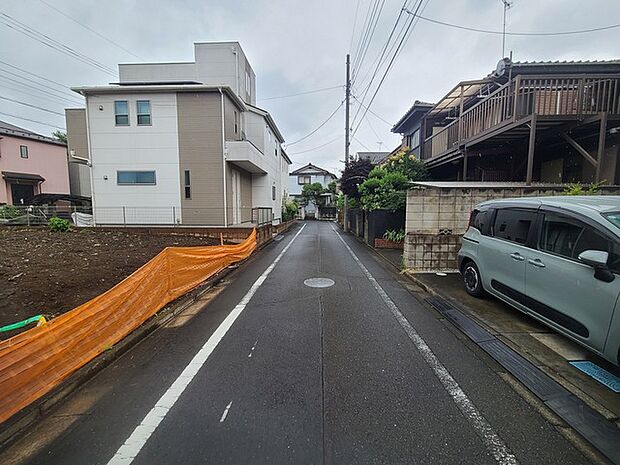 戸建てが立ち並ぶ静かな住宅街。四季折々の移り変わりを感じながら自然と楽しみ、暮らす、そんな毎日を日々の中で感じられる住環境