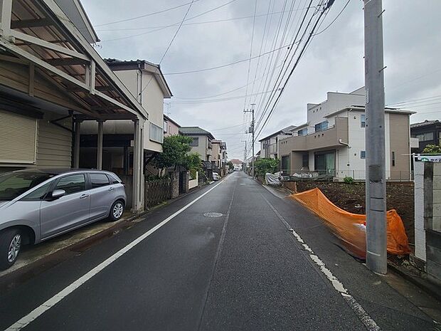 戸建てが立ち並ぶ静かな住宅街。四季折々の移り変わりを感じながら自然と楽しみ、暮らす、そんな毎日を日々の中で感じられる住環境