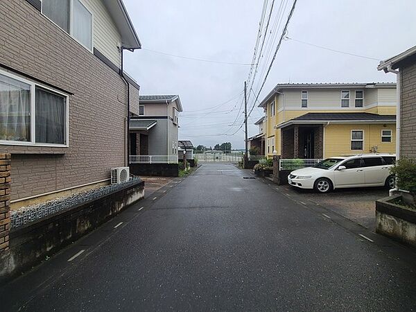 戸建てが立ち並ぶ静かな住宅街。四季折々の移り変わりを感じながら自然と楽しみ、暮らす、そんな毎日を日々の中で感じられる住環境