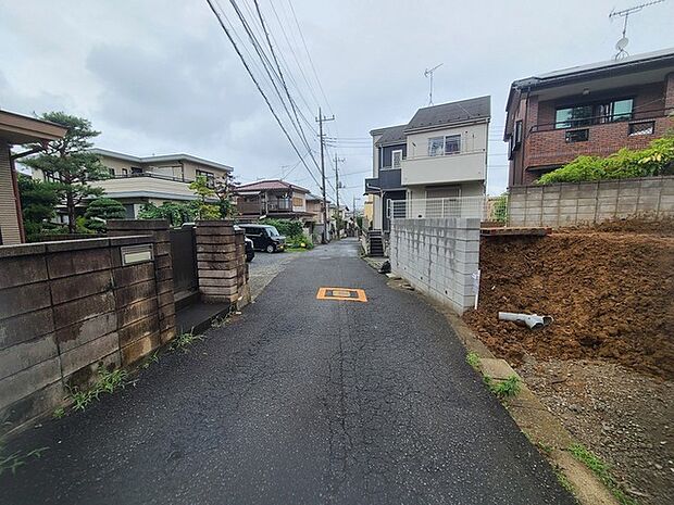 戸建てが立ち並ぶ静かな住宅街。四季折々の移り変わりを感じながら自然と楽しみ、暮らす、そんな毎日を日々の中で感じられる住環境