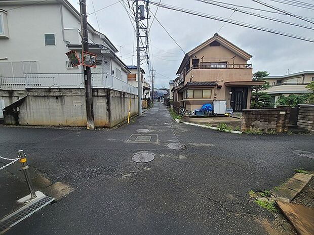 戸建てが立ち並ぶ静かな住宅街。四季折々の移り変わりを感じながら自然と楽しみ、暮らす、そんな毎日を日々の中で感じられる住環境