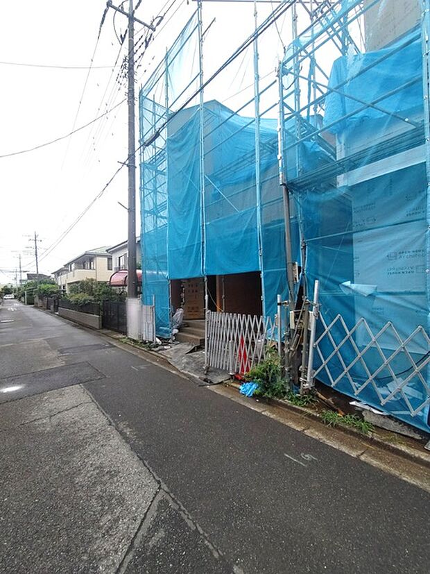 カースペースは1台駐車できます。車庫の出し入れのしやすさなど、実際に現地にてご確認ください。 