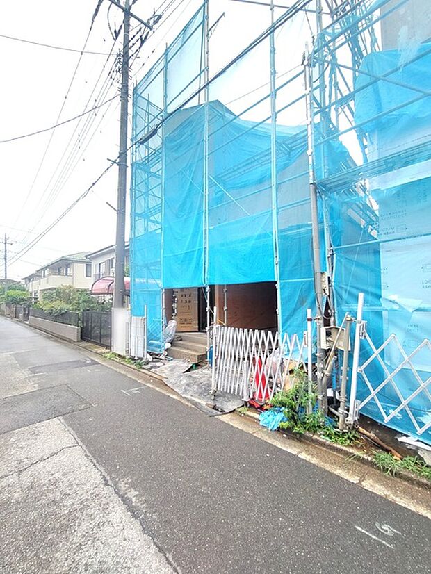 カースペースは1台駐車できます。車庫の出し入れのしやすさなど、実際に現地にてご確認ください。 