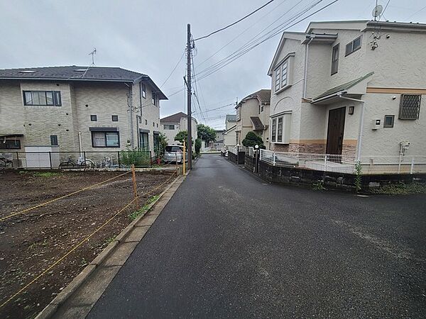 戸建てが立ち並ぶ静かな住宅街。四季折々の移り変わりを感じながら自然と楽しみ、暮らす、そんな毎日を日々の中で感じられる住環境