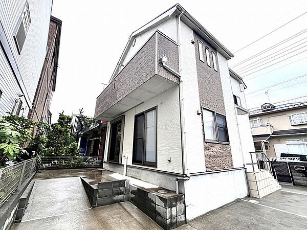 広めのバルコニーは風通しも良くお洗濯物もしっかりと干すことができます！