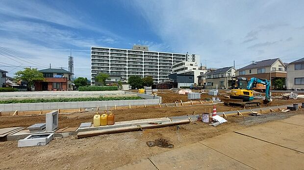 戸建てが立ち並ぶ静かな住宅街。四季折々の移り変わりを感じながら自然と楽しみ、暮らす、そんな毎日を日々の中で感じられる住環境